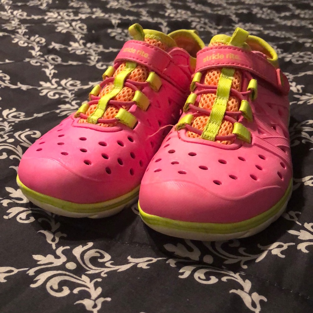 stride rite made2play® phibian sneaker sandal